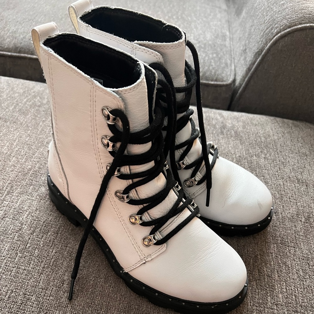 Sorel White Combat Boots with Black Laces Great Condion! They Look New!